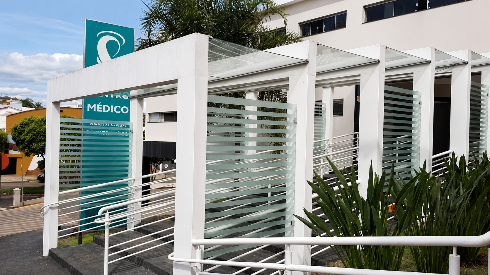 Fachada do Centro Médico da Santa Casa