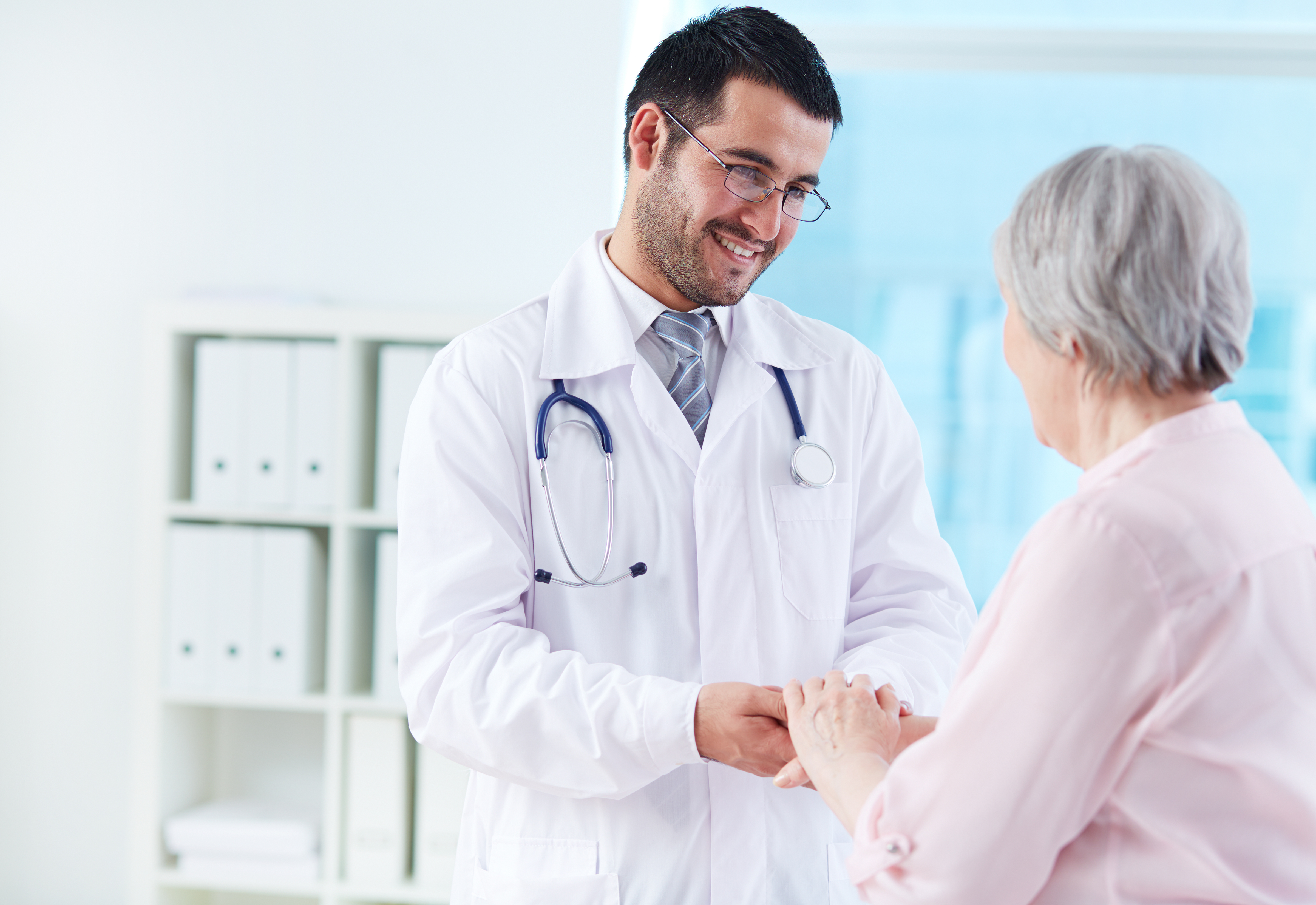 Médico atendendo paciente